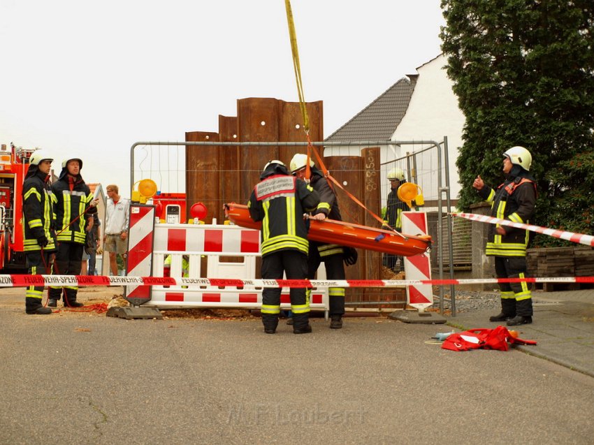 Hilfe Person in Baugrube gestuerzt Koeln Brueck Koenigsforststr P035.JPG